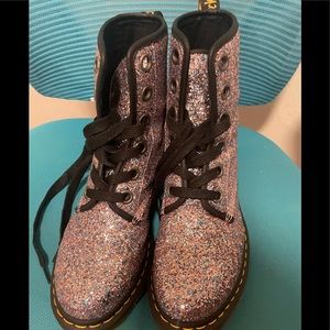 Doc martens glitter boots. DR. MARTENS 1460 FARRAH pink and blue glitter. 8 eye